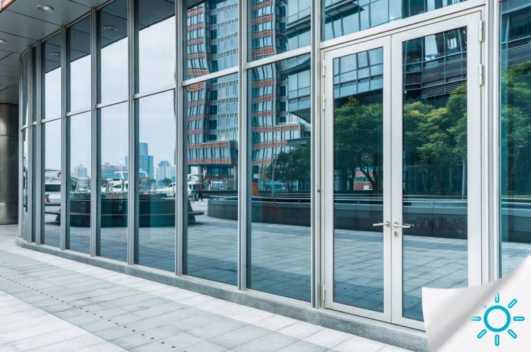 Pellicole adesive protezione privacy per vetri e finestre
